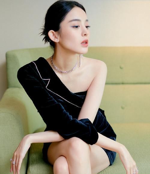  斜肩■娜扎这样的人间绝色太难得，穿斜肩丝绒礼服，美得让人挪不开眼