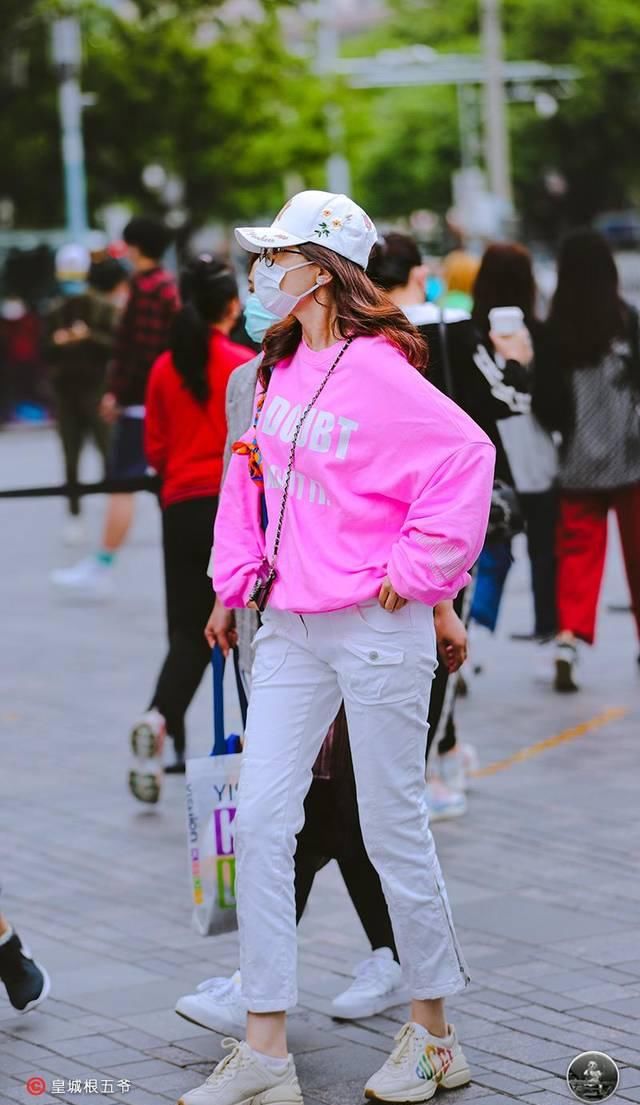 「美女们」街拍:追寻时尚没有任何的限制,时尚达人们的穿衣搭配充满了活力