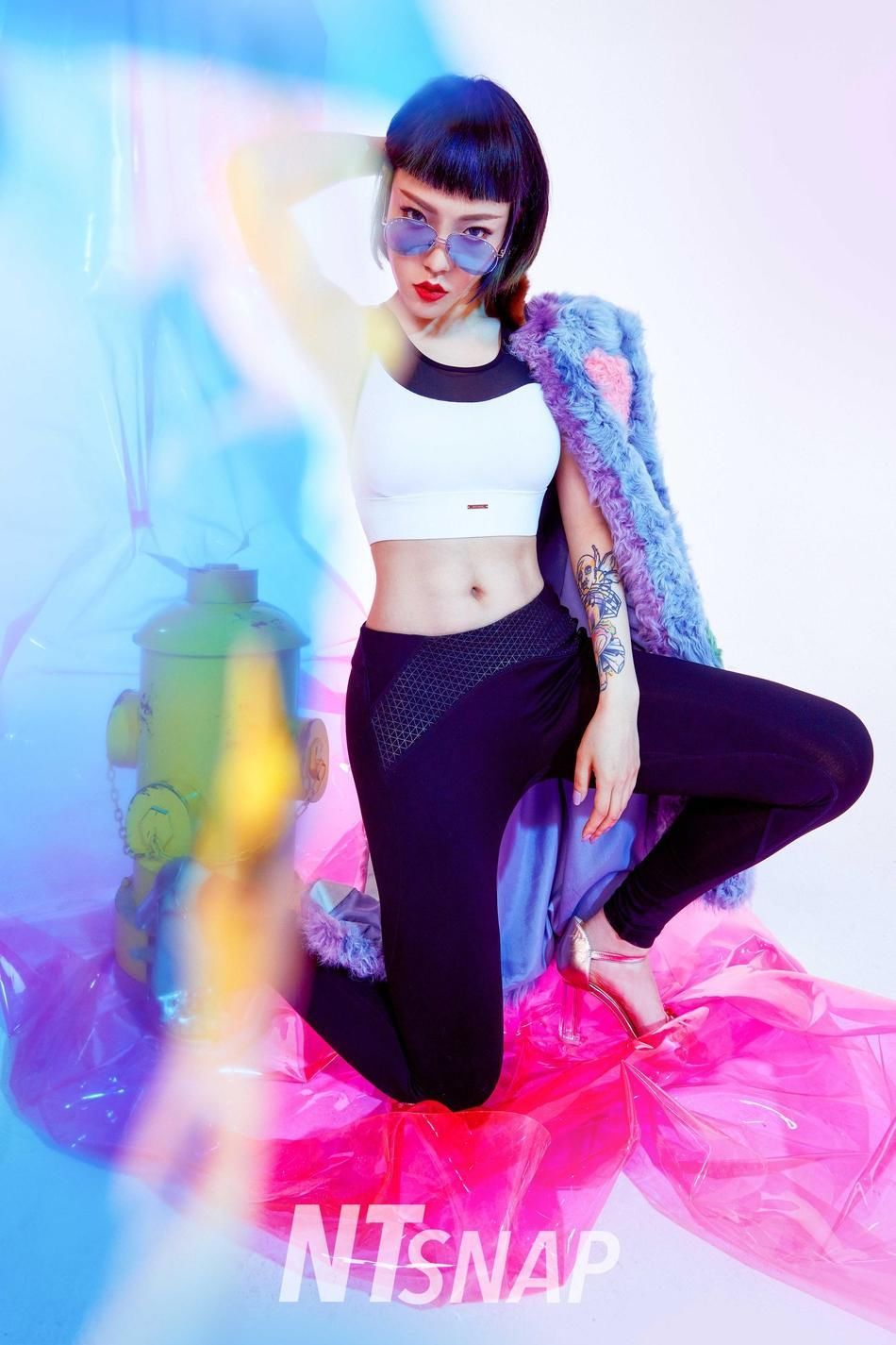 组图：吴莫愁紧身裤尽展美妙身姿 红唇撩人气场强大