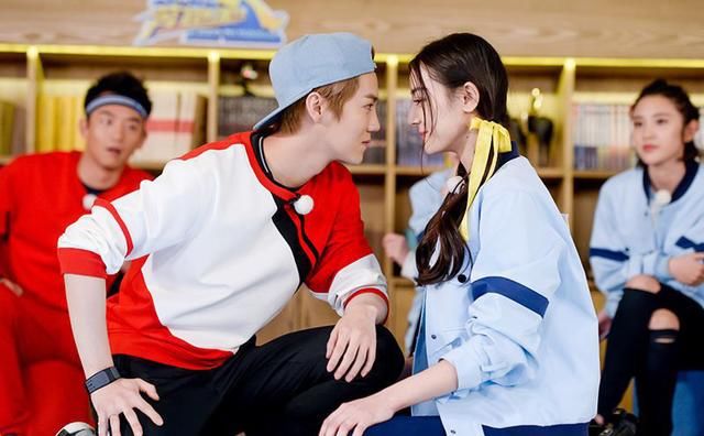 北京爷们鹿晗大方公开恋情 疑似炒作 邓超的微博确认此事