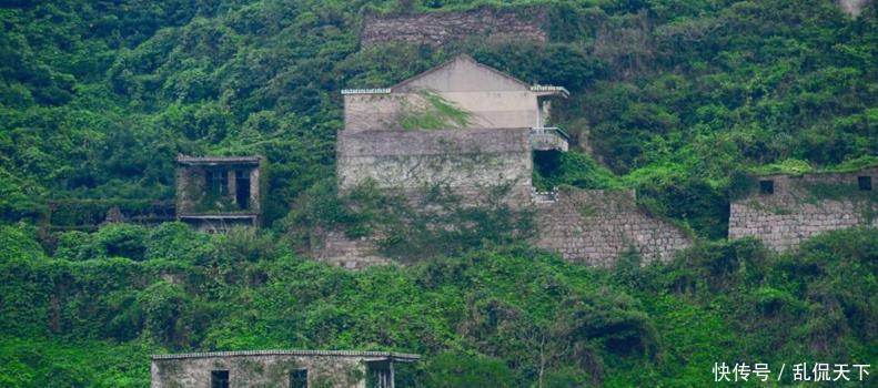  没处■中国有个村庄，村民因为有钱没处花决定搬迁，几年后竟成