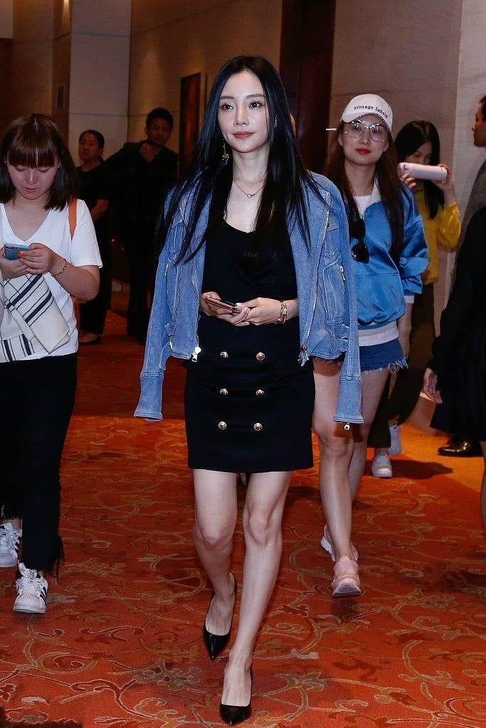 李小璐出席活动,包臀裙紧到走路都不方便,网友:身材还是那么好