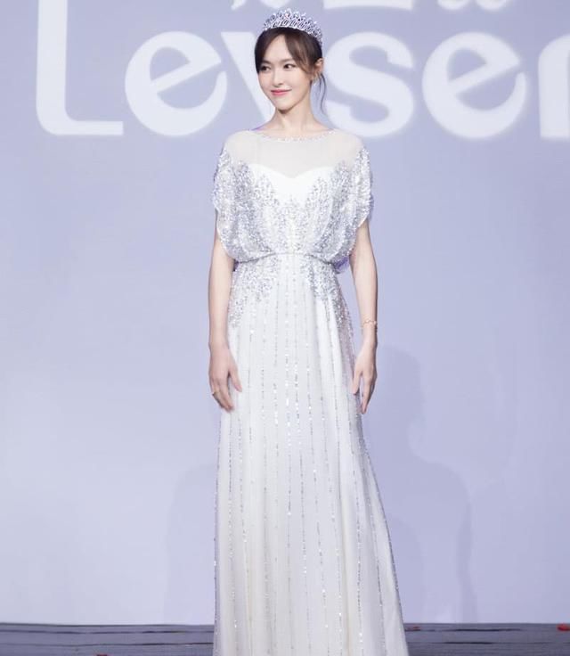 这样的裙子都能驾驭，唐嫣的大长腿果然名不虚传