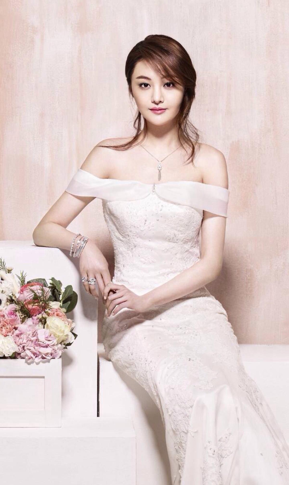 郑爽的迷人身材照，图二高贵迷人，看了素颜的图五很是美丽！