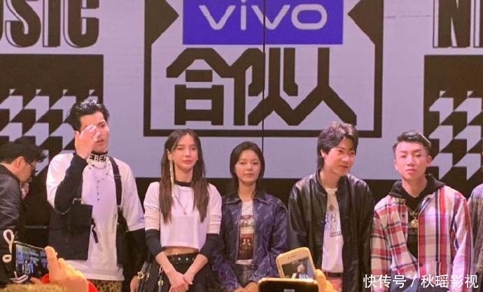 『衣品』31岁Angelababy不是装嫩是真嫩,背带裤配双马尾,嫩得像校园女生