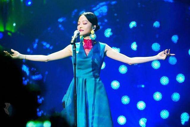 张韶涵终于开窍了!穿蓝色长裙美成这样,网友:一般人穿不出效果