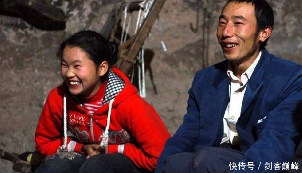 十五岁女孩与35岁的男子荒谬的婚姻生活，她对丈夫却称大叔