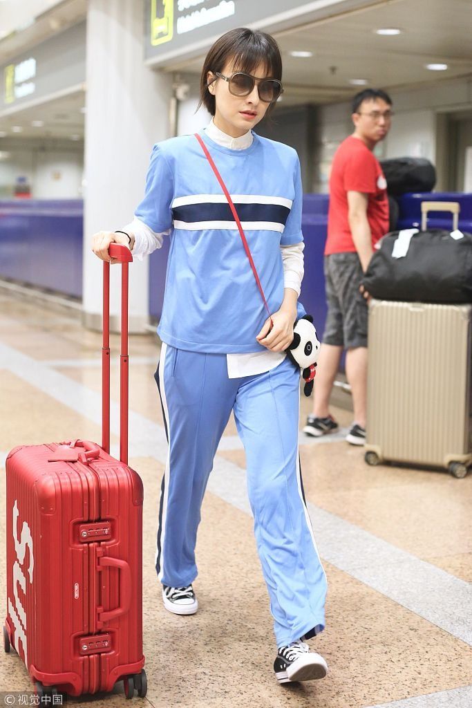 还是个少女!吴昕背熊猫包包充满少女心 蓝色“校服装”清新养眼