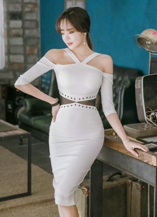 街拍：性感包臀连衣裙，衬托迷人的腿部线条怎么穿都那么迷人!