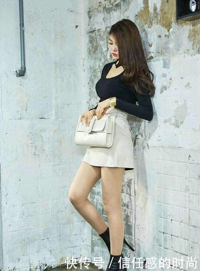 街拍：小姐姐穿搭白色紧身上衣，凸显丰满的上围，美丽优雅