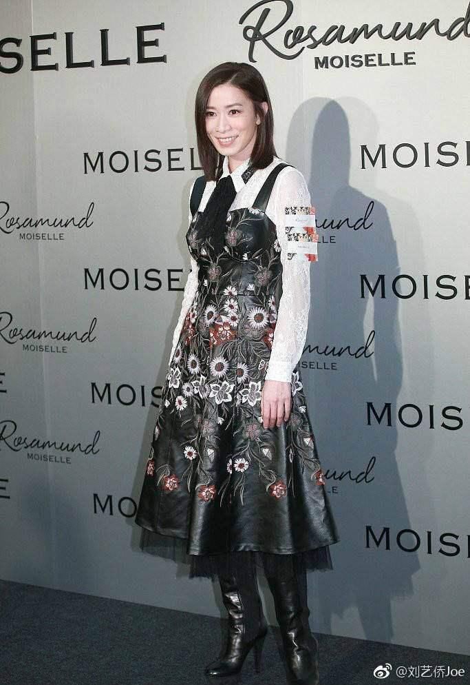 许久不见的关之琳亮相，昔日女神55岁穿短裙装嫩，气质不输佘诗曼