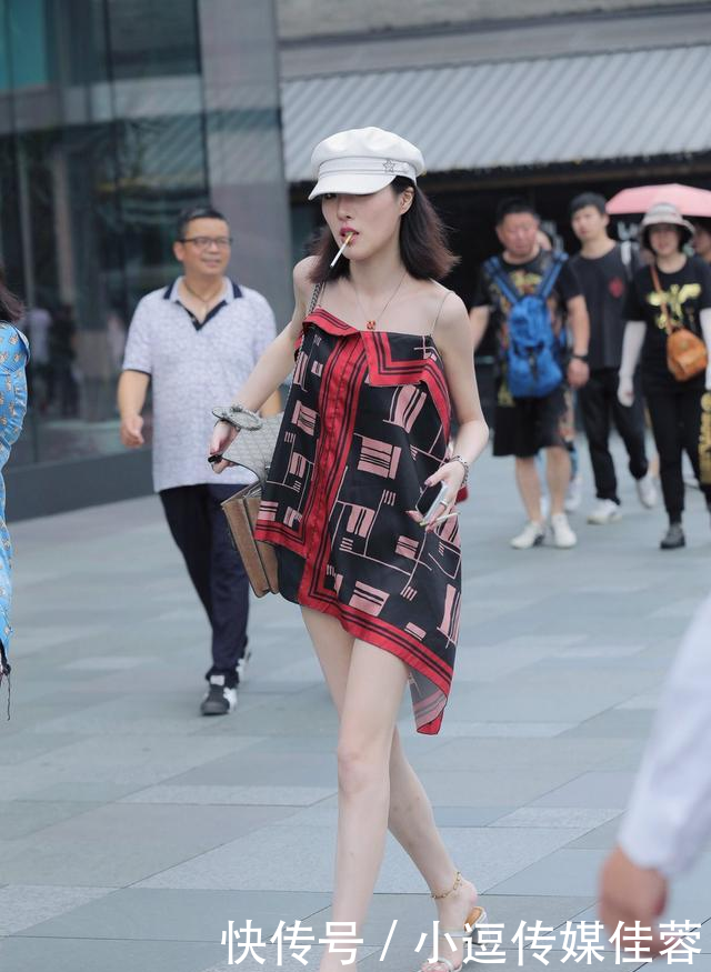 「小姐姐」浪漫优雅的印花元素,掌握搭配小原则,让你在不同风情中自由转换