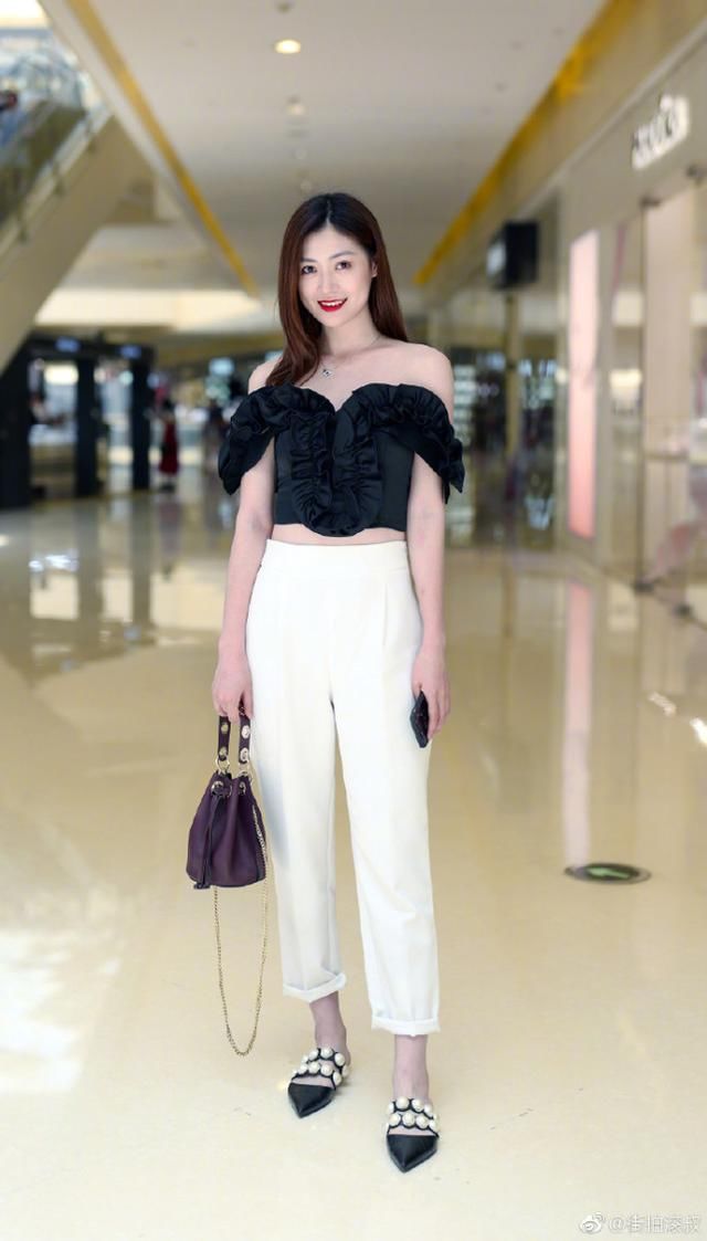 白色修身裤和白色宽松裤子的搭配效果，有没有强弱之分？