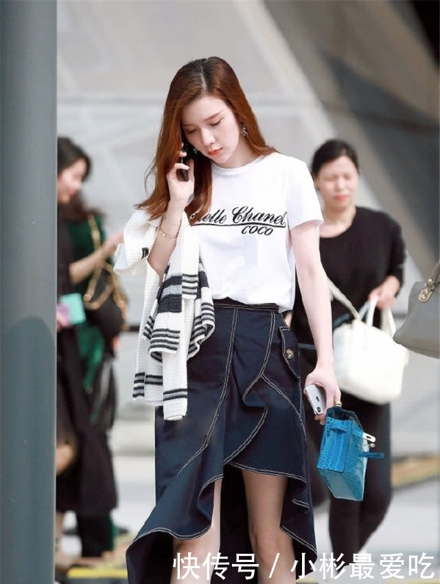 『 美女』彰显时尚潮流魅力,路人街拍:美女姐姐一袭“吸烟裙”