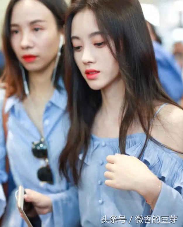 鞠婧祎终于放过安全裤，却又穿起“四格短裤”，紧的只能狂吸肚子