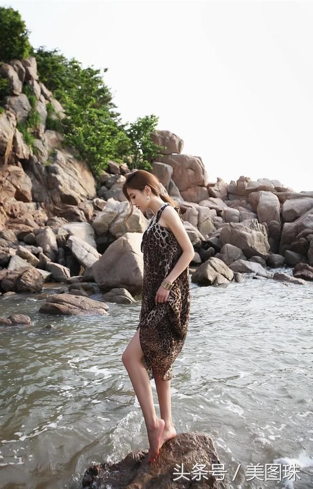 孙允珠，吊带豹纹长裙，大海边的火焰石榴