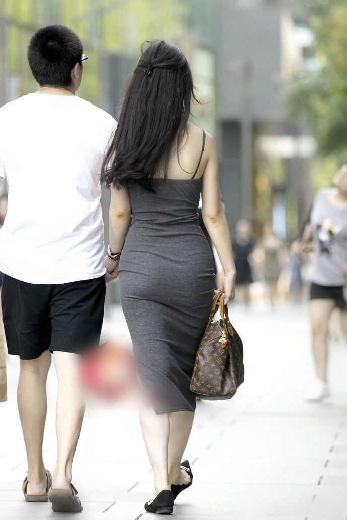 街拍：紧身连衣裙打造完美曲线，展现优雅气质，散发十足魅力！
