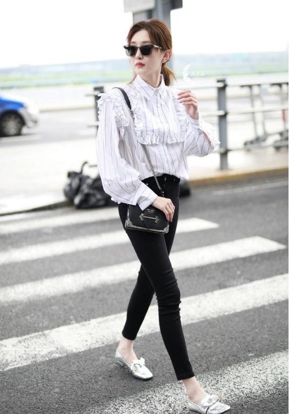 江疏影机场私拍，腿细如竹竿，网友:有80斤算我瞎