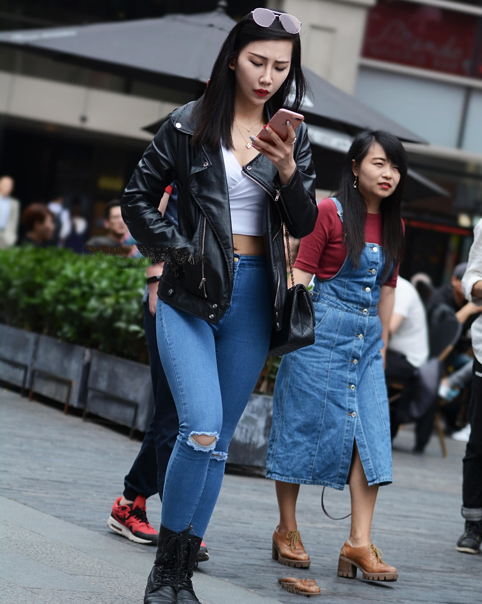 丰韵小姐姐紧身牛仔裤裹出饱满线条，最原始的风景十分美好