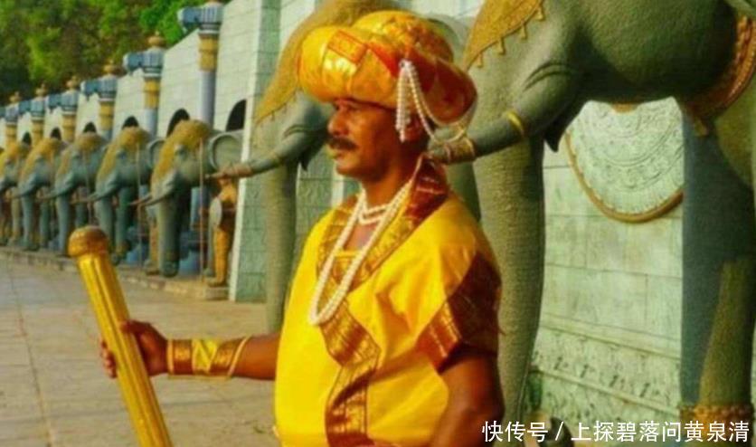 印度有个“站神”:在寺庙门口一站就是33年,无人能让他动一下!