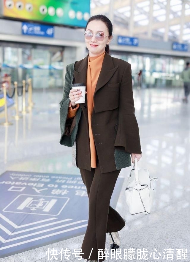 『 徐峥』把行李箱当马骑,长相像爸爸徐峥很俏皮,陶虹女儿罕见正脸曝光