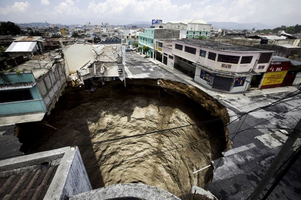 世界最危险的地方，神秘大坑突现城市街道上，百米之内无人敢靠近