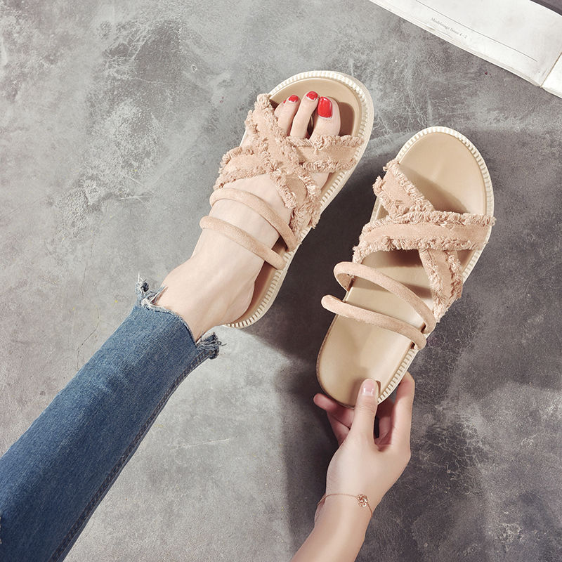 女人的鞋柜里怎么能少得了一双高跟鞋呢?时尚魅力又彰显迷人气质