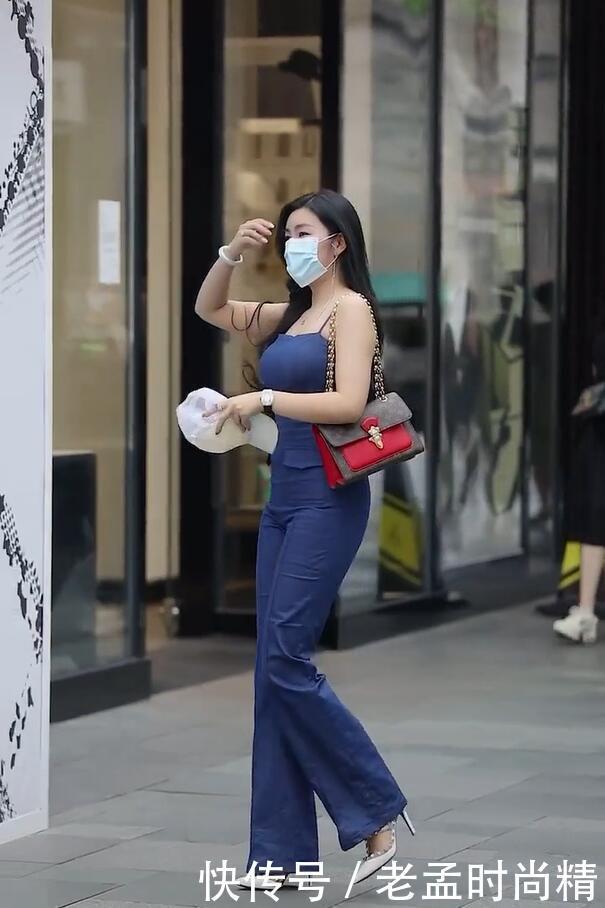 「钉子」街拍:美女穿搭就是“另类”, 裤子都快拖到地了, 鞋子还装几圈“钉子”