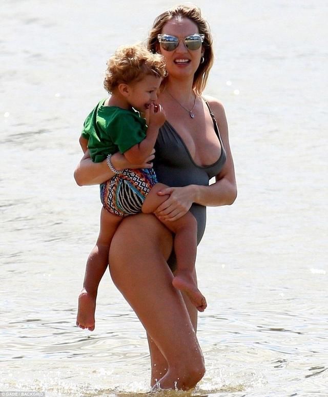 维秘天使超模海边晒比基尼，大胆展现凹凸身材