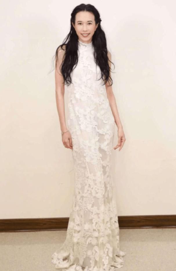 女星玩性感上半身贴满宝石扯下裙子跳热舞，穿了套透明衣？