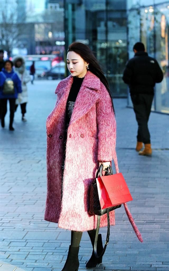  黑色■韩国街拍：穿一件看起来好看的玫瑰色外套