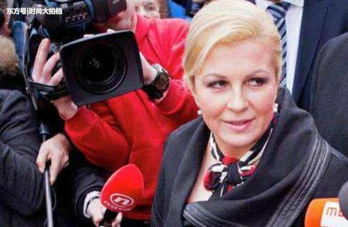 50岁法国女总统在观众席手舞足蹈,网友:世界杯最可爱的人!