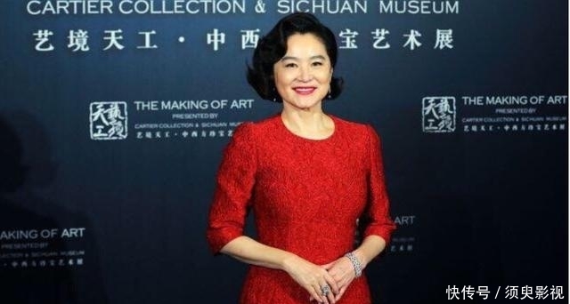 『 优雅』红裙难掩身材发福，这才是65岁的真实模样，林青霞真的“老了”