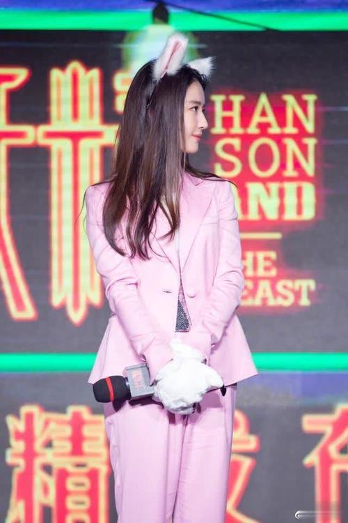 刘亦菲穿粉色西装本以为甜美又仙气,但被网友吐槽下半身更胖了!