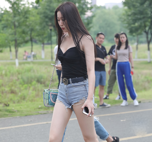 街拍：突显身材的牛仔短裤美女，更显女神的清秀甜美！