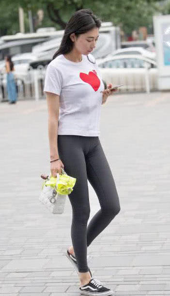 气质小姐姐紧身裤勒出无数道迷人勒痕,玲珑有致的身材很有看头