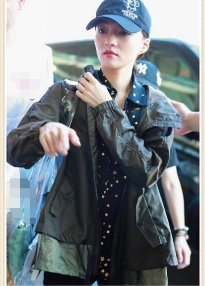 张韶涵现机场,4千块的透明手袋毫无隐私可言,网友:白给我都不
