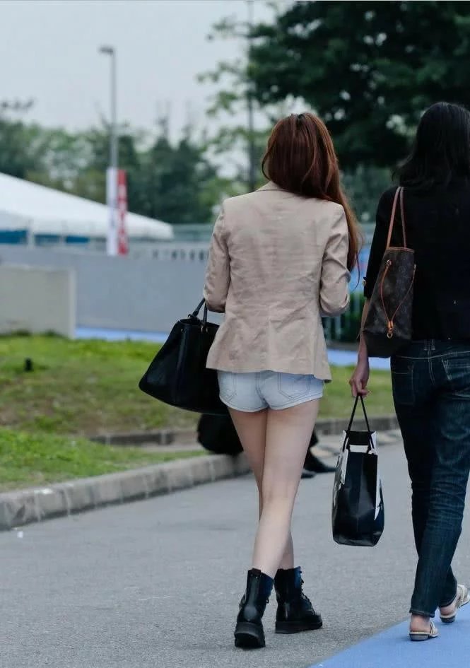 时尚性感女白领，职业装穿出明星范儿，热裤配小皮鞋也是十分诱人