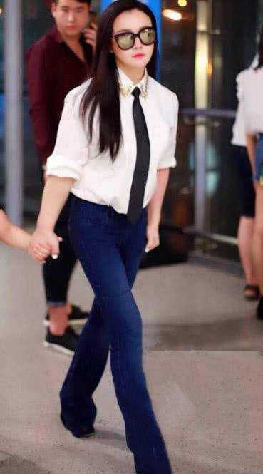 邹市明妻子冉莹颖这穿衣真让人看不懂，紧身裤穿成这样？