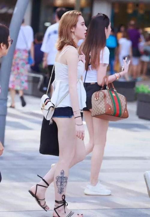 街拍： 广场遇见两个美女都是大长腿超短裤