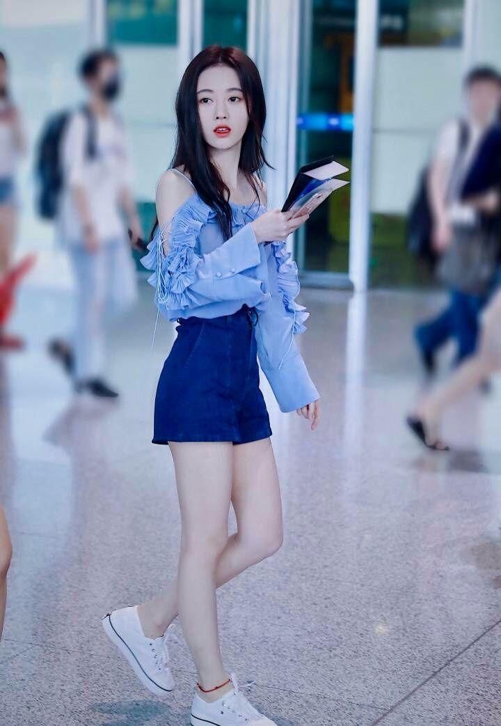 鞠婧祎实力诠释长的矮也能变成“超模”!她这样穿都要赶上刘雯了