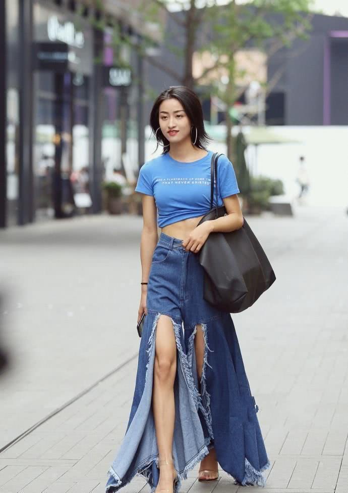 街拍：光鲜亮丽的小姐姐，身材妩媚曼妙迷人性感！