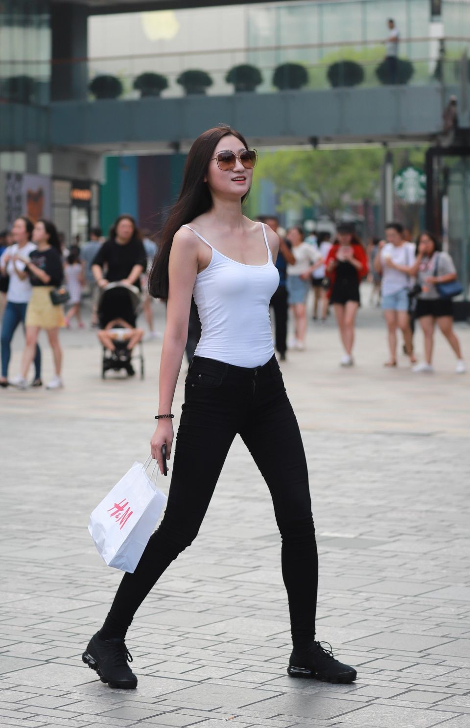 街拍：紧身裤受时尚女性亲睐，走在街上时尚靓丽又苗条