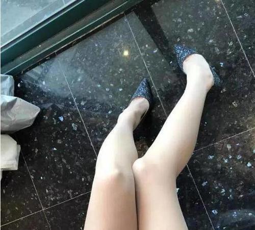 经典的细高跟,娇羞典雅,给人炫目的视觉效果更加闪耀动人