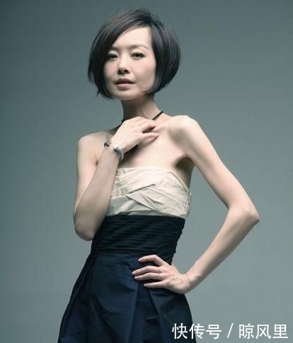  [连体]鲁豫为减龄玩“新花样”，“连体衣裤”配高领内搭，一点不像49岁