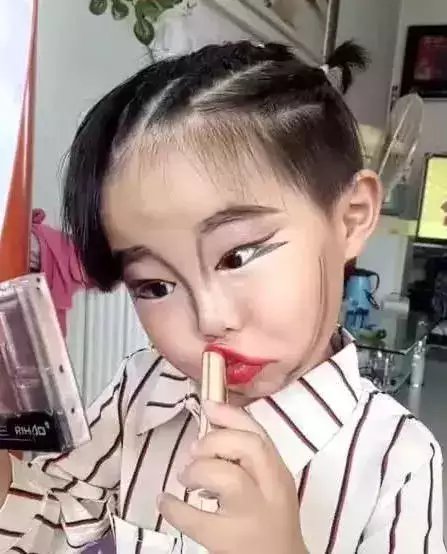 3岁小女孩直播化妆, 效果让人惊讶, 难怪是“四大邪术”之一