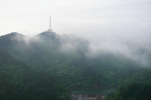 中国名望最大的一座山，年接待中外游客三百多万，城市都和它同名