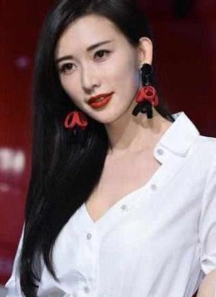 刘诗诗穿阔腰裤，再看看志玲姐姐，网友：终于知道胯宽有多痛苦了