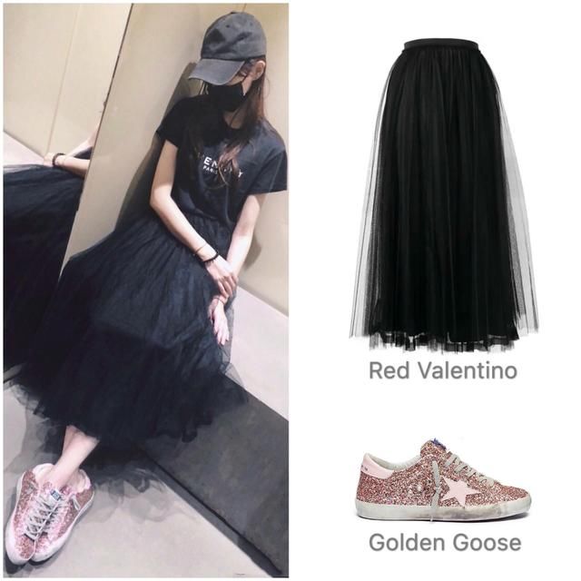 唐嫣与陈乔恩同穿纱裙配t恤，相差4岁，看鞋就知道谁是真少女！