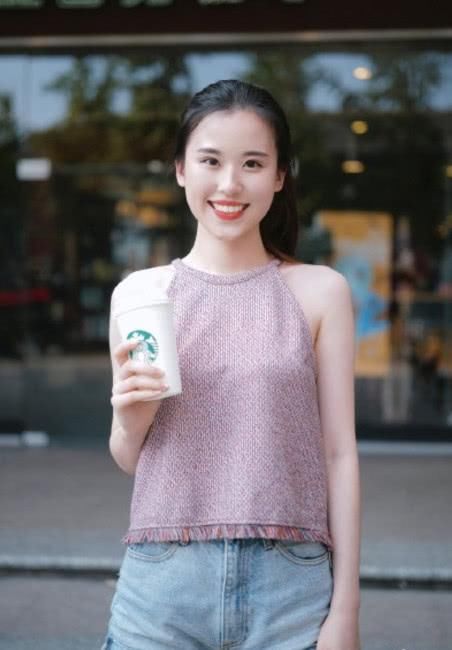网红手捧奶茶走红，被称第二个奶茶妹！网友：没有对比就没有伤害